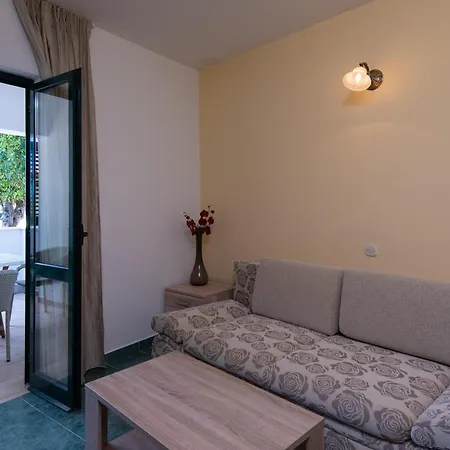Wine Resort Adriatic Mikulic Апарт-отель Оребич